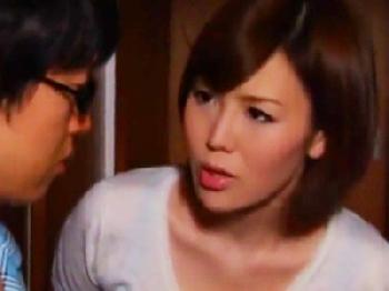 親バカな母親が息子のために膣で性的欲望処理