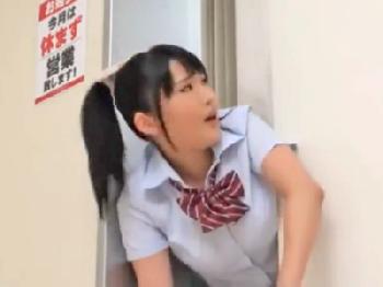 エレベーターに挟まれてしまった女子校生へ婦女暴行