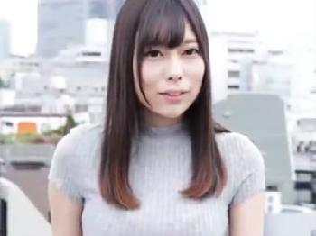 可愛い顔して露出好きの美女がビルの屋上で乳房晒してフェラチオ奉仕