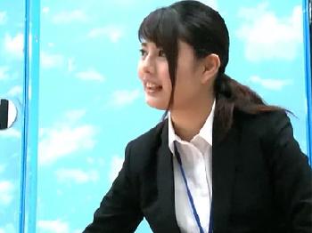 魅力的なAVメーカー女性会社員が撮影班の罠に夢中になって見事出演