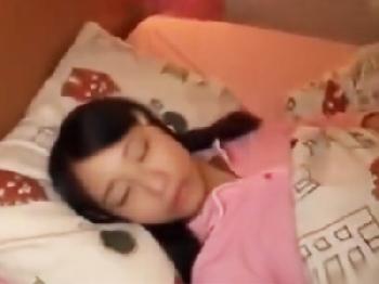 パジャマ姿のパイパン妹と夜這い膣射性交!!