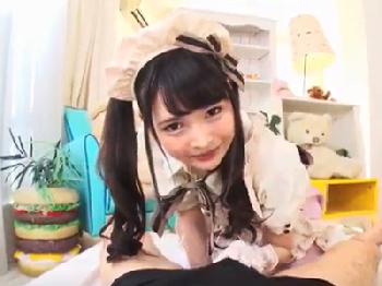 小悪魔な笑顔でご主人様のペニスを咥えこんで射精させるキュートなメイド