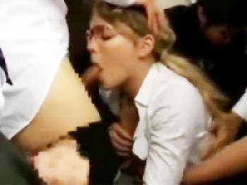 金髪ロングの猥褻なスーツ着た外人女性会社員が満員電車で痴漢集団に襲われる