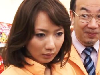 バイト先の店長に性的ハラスメントされた末に逆らえず体を許する美魔女