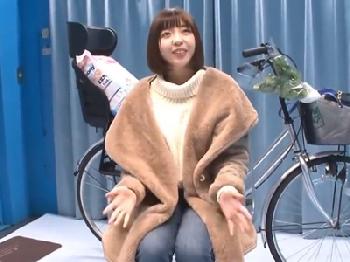 アクメ自転車を体験した素人人妻が辛抱出来ずにその場で他人棒受け入れ