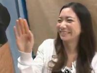 童顔の女性会社員ナンパ→マジックミラー号連れ込み中出しマッサ開始W