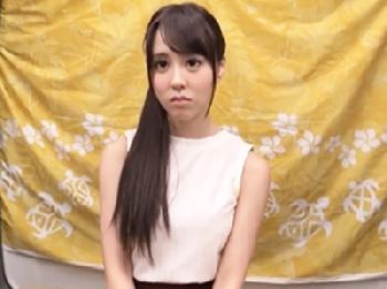 目隠し状態で口の中に挿入したものを当ててもらうエロ企画で肉棒をぶち込み