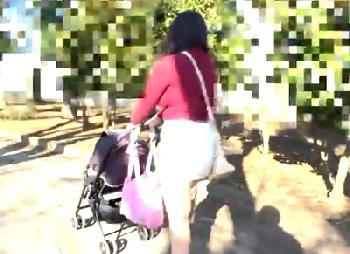 ベビーカーを引いてるムチッとした官能的な肉体のマダムが夫も子供のことも忘れてイキ過ぎ性交