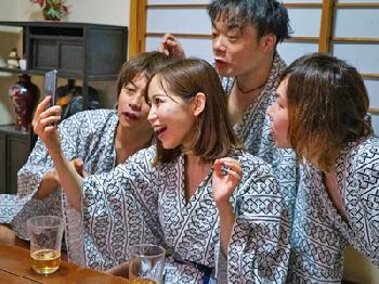 一発ヤリたくて女性上司に群がる部下→夫とビデオ通話中に中出し