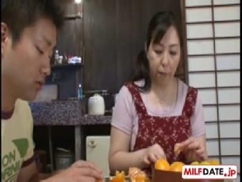 淫靡な巨乳熟女とコタツで避妊具なしの性行為