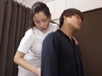 施術中に互いにムラっときた巨乳マッサージ師と客が個室で密かに性交する様子W