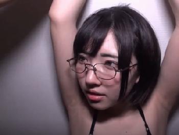 雨宿りで立ち寄った男の部屋でさっくり挿入する猥褻女