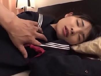 美少女女子校生が寝ている間に性的悪戯→大人ペニスを女性器の最奥で感じながら痙攣中出し