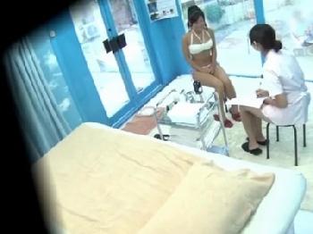 こんがり日に焼けた童顔娘がマジックミラー号へ!!一度は外に出されながらも女性器の最奥に大量種付け性交