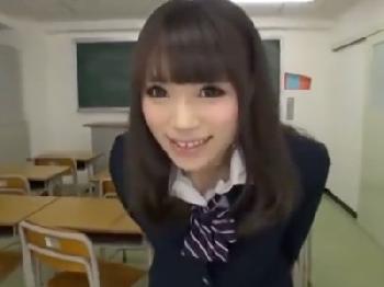 淫らな人妻が夫以外のいきり勃ったペニスを咥え込んで精液口内射精