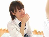 清純な美少女がいきり勃ったペニスを慣れない手つきで手コキ抜き!!