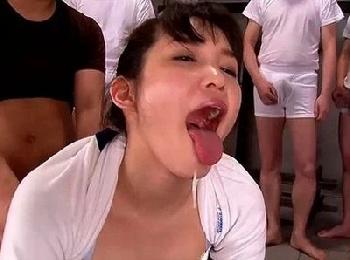 顔面に連続でぶっかけられながら大勢の男の前で連続昇天する大乱交!!