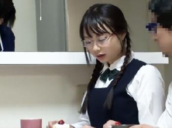 ママにばれないようにメガネベビーフェイス美少女と何とか近親SEXをキメたいW