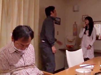 昏睡したダンナを縛って美しい妻へ婦女暴行寝取られ