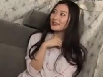 インタビューの体でナンパした素人人妻に中出し!!