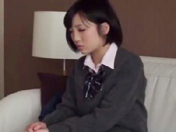 緊張気味な女子校生が初援交で処女喪失W