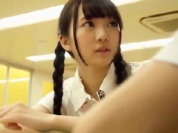 可愛いマネージャーが放課後の教室で部員を慰める献身的な性行為