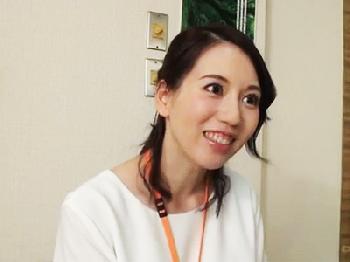 素人男優面接でペニスを舐めて耐久力測るサバサバ女性会社員W