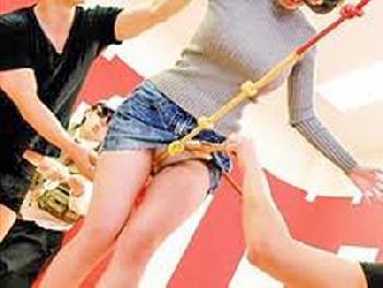 おかっぱ娘がマイクロビキニ姿で股間の穴綱渡り→最後はゴム無し挿入!!