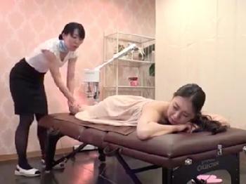 カップルエステで媚薬使われ彼氏の隣で声の出せない寝取られ性交