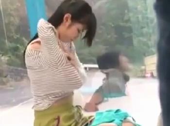 ボーイッシュな感じの天然ガールが高速メガピストン食らって避妊具未装着で膣内射精に茫然自失