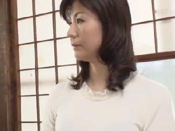 性的行為への欲求を抑え切れず娘の彼氏ペニスを舐め倒す熟女母