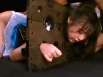 手足拘束されて何度も何度も昇天する童顔娘