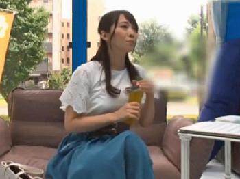 見た目清楚な人妻もマッサージに性的興奮すれば中出し受け入れる