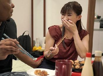 素人人妻がゴム1枚で黒人留学生の家に1日派遣されるという激ヤバエロ企画W