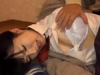 抵抗する女子校生の女性器に指突っ込んでかき回し→中出し!!