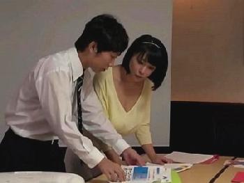 巨乳女性会社員と夜間の会社で居残り残業…口止めペニスを強制挿入