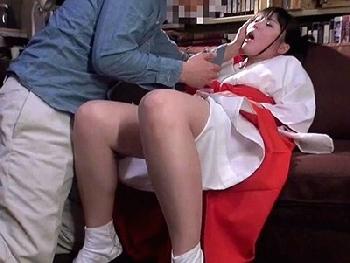 監禁した可愛い巫女さんの喉奥を冷酷非道な性調教