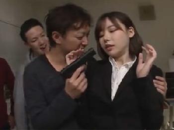 美女会社員が拳銃を持った男たちに脅され挿入され屈辱の中で絶頂