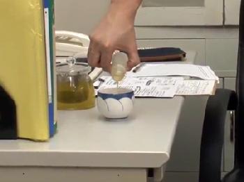 生徒に媚薬を仕込まれた保険医が性行為への欲求に負けて職場SEX