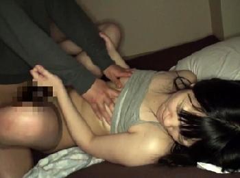 母親のいない時間を見計らって愛娘に挿入冷酷非道な中年男!!