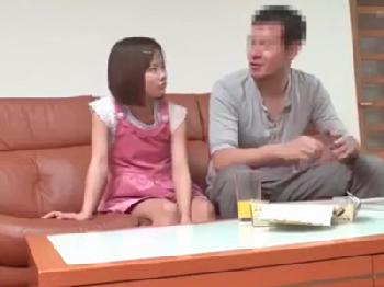 ミニ系娘と一緒にお風呂に入って身体の関係を結ぶ義理のパパ