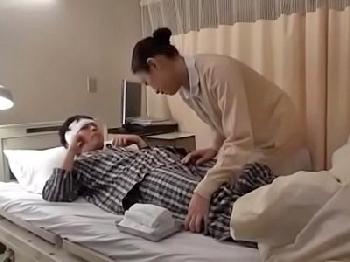 お堅いナースが患者の清拭で性的興奮しお願いしてないのに凄い性テクニックのSEX