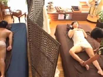 夫が隣にいるのに気持ち良すぎて絶頂する人妻