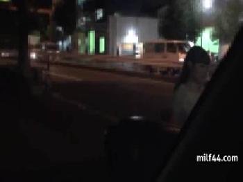 夜道で一人の女性を拉致って強姦→嫌がられると思いきやノリノリで中出し切望までする素人痴女