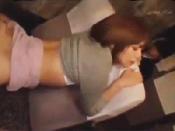 他の乗客が寝ている夜行バス内で膣内射精されながらも懸命に声を抑える美女