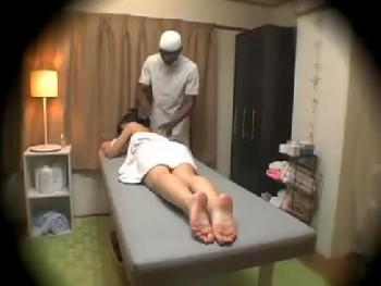 黒人マッサージ師から強制ドリルフェラ性的凌辱される素人さんを盗撮