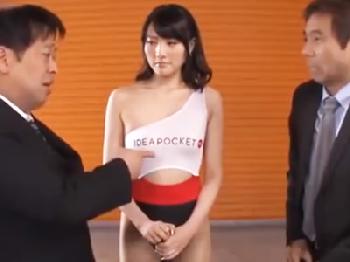 契約の為に取引先のお偉いさんとやらされたレースクイーンW