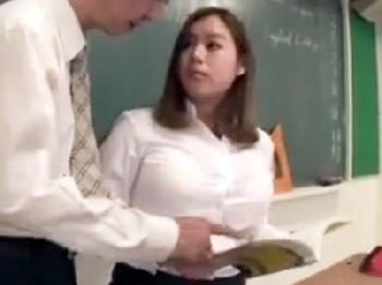 新米の巨乳教師が教室で先輩教員に襲われる