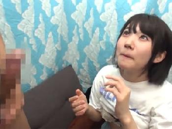 清純な童顔美少女が頼まれて断れずにフェラチオ