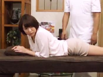 美ボディ美少女がマッサージで性的興奮して便所でオナってたらマッサージ師が乱入してきて‥
